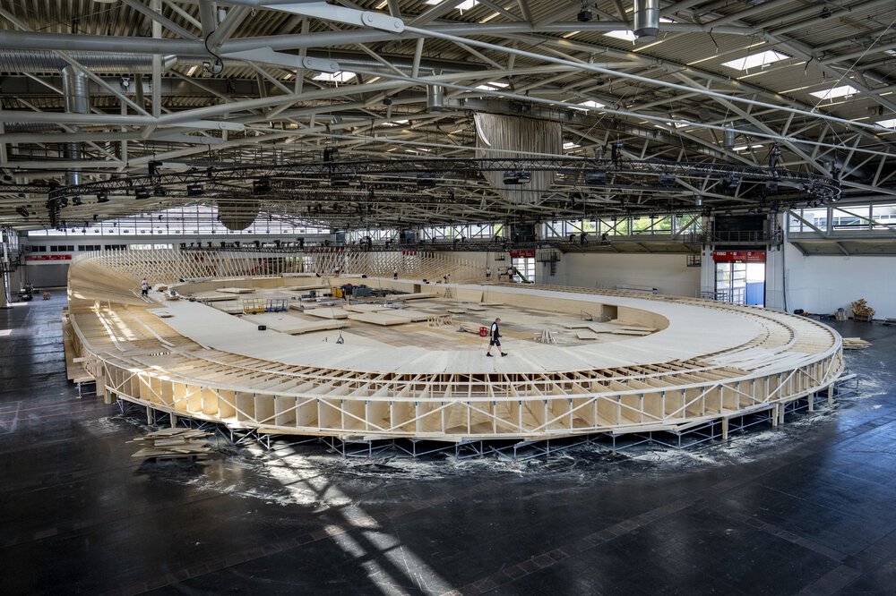 Construction of the track cycling track for the European Championships Munich 2022 (credit: Messe München)