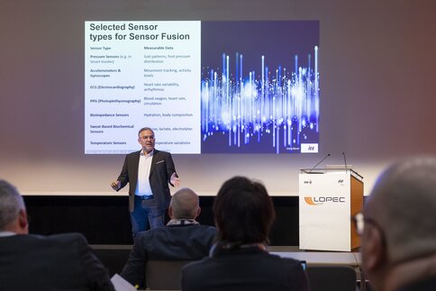 Ein Mann hält vor einer Präsentationsleinwand einen Vortrag über „Selected Sensor types for Sensor Fusion“.
