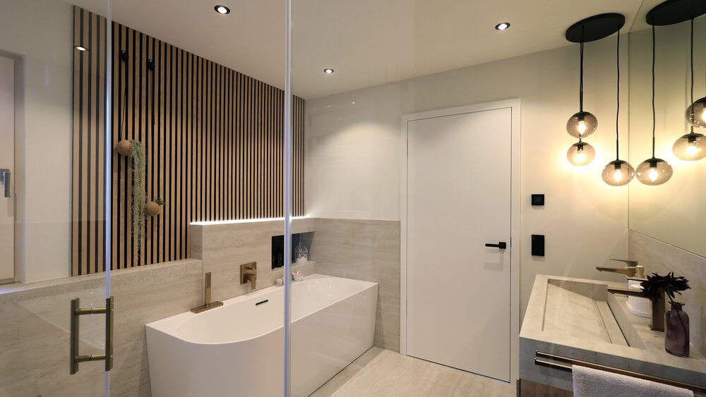 Modernes Badezimmer mit Badewanne, Holzlamellen an der Wand und hängenden Kugelpendelleuchten über dem Doppelwaschbecken.