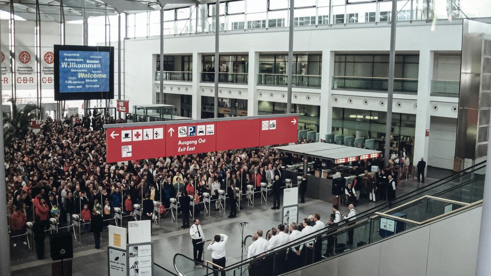 1998: Zahlreiche Besucherinnen und Besucher warten gespannt darauf, dass sie die Drehkreuze zur C-B-R auf dem neuen Messegelände zum ersten Mal passieren können.