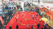Blick von oben auf große Kinderspielfläche in einer Messehalle