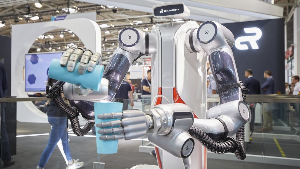 Fancy a drink? This service robot was happy to help at automatica 2022.