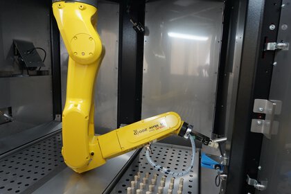 BoKa Automation has developed a robot cell to make corona testing faster and safer in a drive-through procedure. Instead of healthcare professionals, a video system and a Fanuc robot initiate the tests and collect samples.