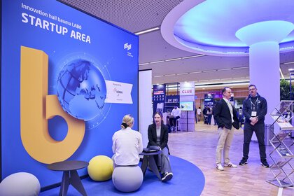 Startup Area der bauma mit Lounge, Gesprächen und Infoständen.