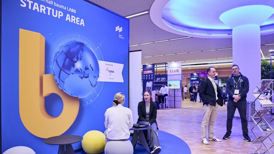 Startup Area der bauma mit Lounge, Gesprächen und Infoständen.