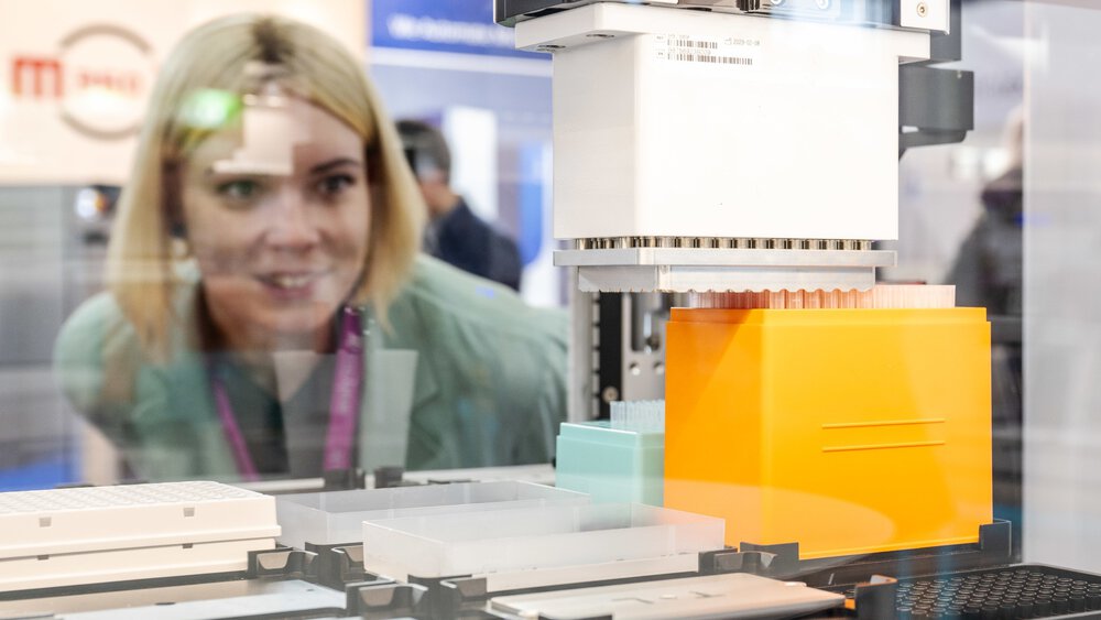 Photo 4: Keen interest in lab technology at analytica