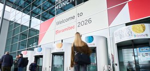 Eingang der Messe München mit „Welcome to ceramitec 2026“-Beschilderung und eintretenden Besuchern.