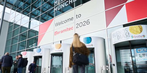 Eingang der Messe München mit „Welcome to ceramitec 2026“-Beschilderung und eintretenden Besuchern.