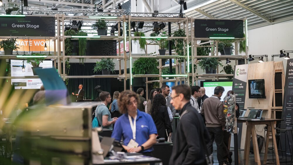 Besucherinnen und Besucher in der Startup Area. 