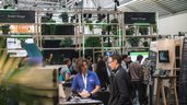 Besucherinnen und Besucher in der Startup Area. 