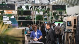 Besucherinnen und Besucher in der Startup Area. 