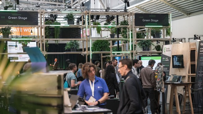 Besucherinnen und Besucher in der Startup Area. 