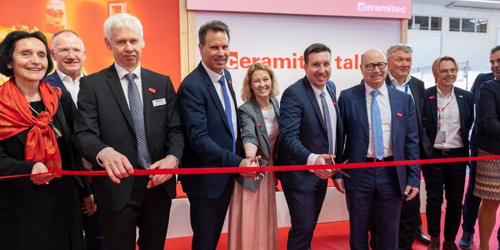 Eine Gruppe von Menschen in Geschäftskleidung lächelt und schneidet ein rotes Band bei einer Veranstaltung der ceramitec 2024 durch.