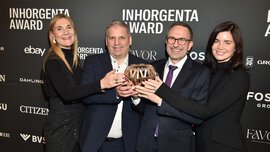 Vier Menschen lächeln und halten die Trophäe der Kategorie „Fine Jewelry of the Year“ vor einer Logowand auf der INHORGENTA AWARD-Gala.