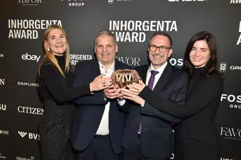 Vier Menschen lächeln und halten die Trophäe der Kategorie „Fine Jewelry of the Year“ vor einer Logowand auf der INHORGENTA AWARD-Gala.