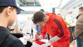 Leon Goretzka signs an jersey for a little boy
