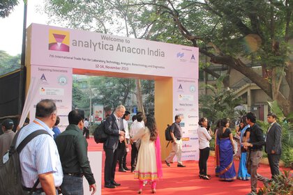 	
analytica Anacon India & ILE: Visitors at a stand