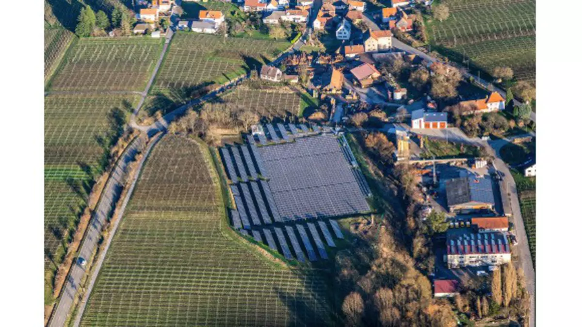 Solarprofit versus landwirtschaftliche Nutzung. Die ungeregelte Regionalplanung erzeugt Spannungen in Dorfgemeinschaften.
Foto: picture alliance/ZB/euroluftbild.de Werner Riehm