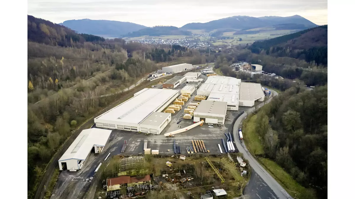 MM masterline griders and beams up to 56.3 m made of PEFC-certified timber for load-bearing roof structures are delivered directly to the construction site with special transport
Photocredit: Redeker