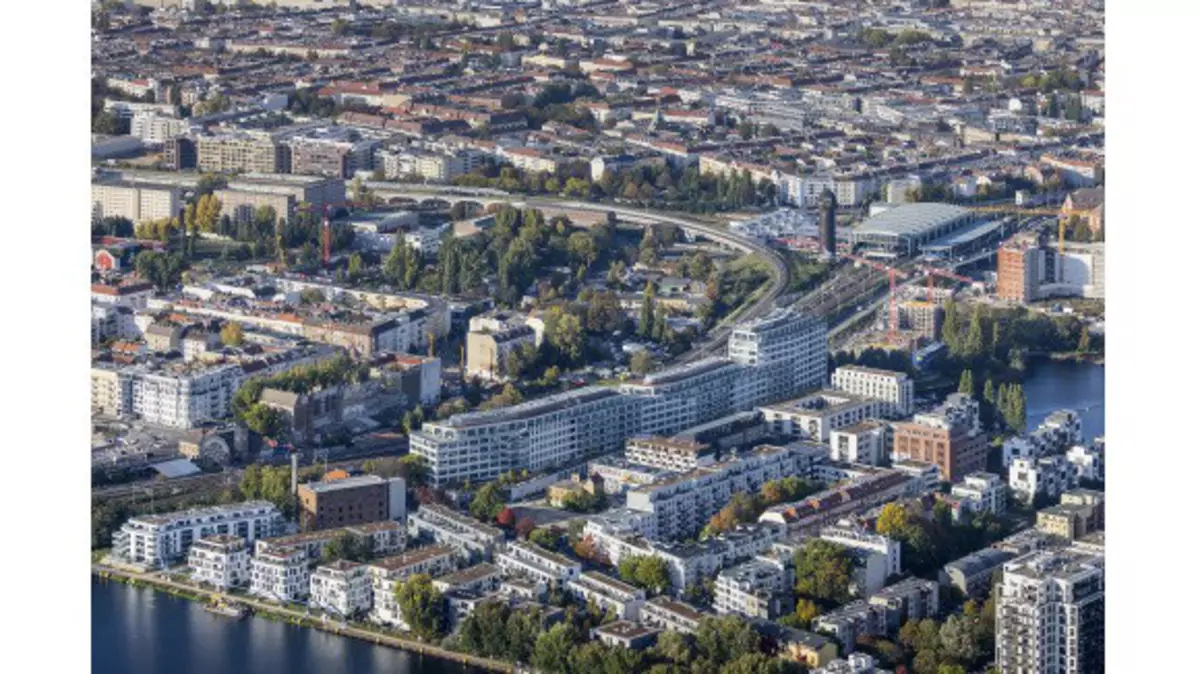 Der rund 300 Meter lange Gewerbebau bildet das städtebauliche Rückgrat des Wohnviertels auf der Halbinsel Stralau und schützt vor dem Lärm der Berliner Ringbahn.
Foto: Iwan Baan