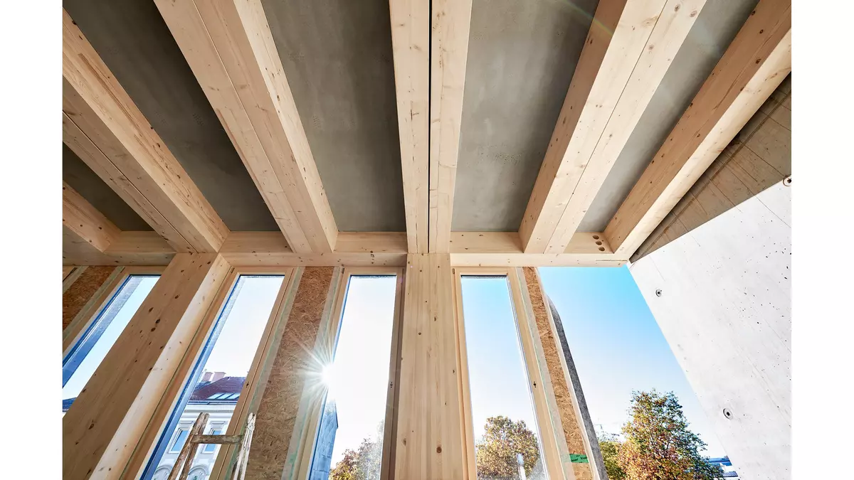 More than 3,950 m² of XC®-office elements, each up to 8.3 m long, made of glulam spruce are installed in MIC's new HQ in Linz (AT)
Photcredits: Toni Rappersberger