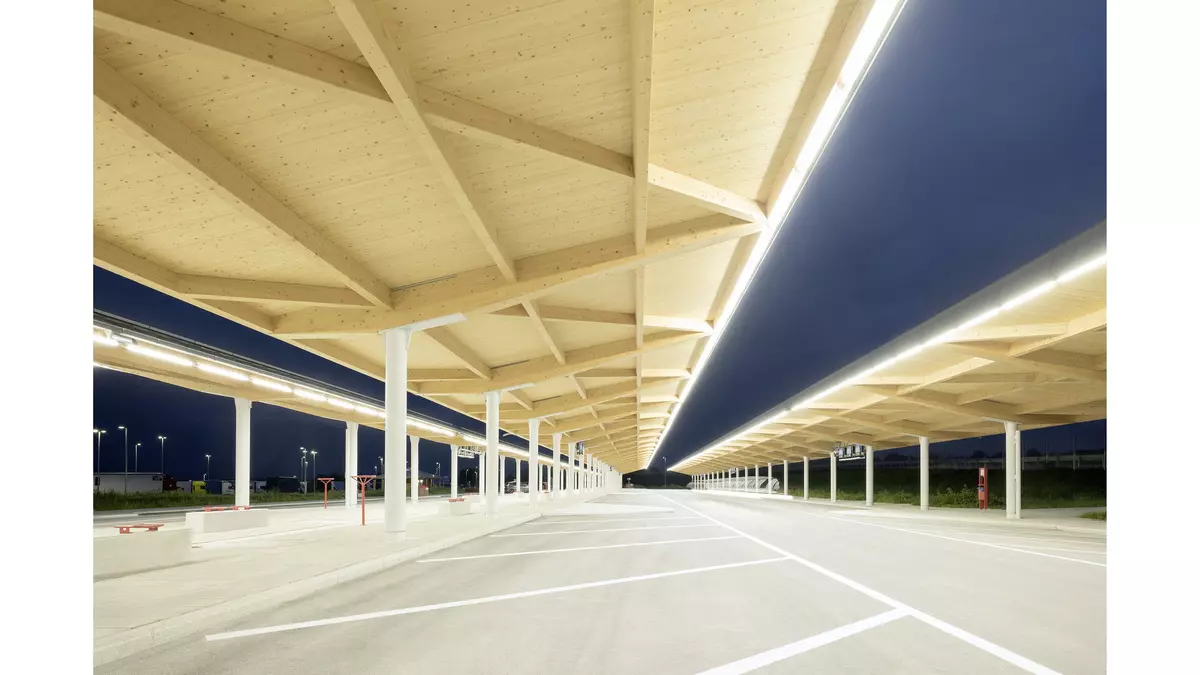 The roof of the Fürholzen West service station in Neufahrn near Freising (DE) represents dynamism and stability 
Photocredit: Allmann Sattler Wappner Architekten GmbH