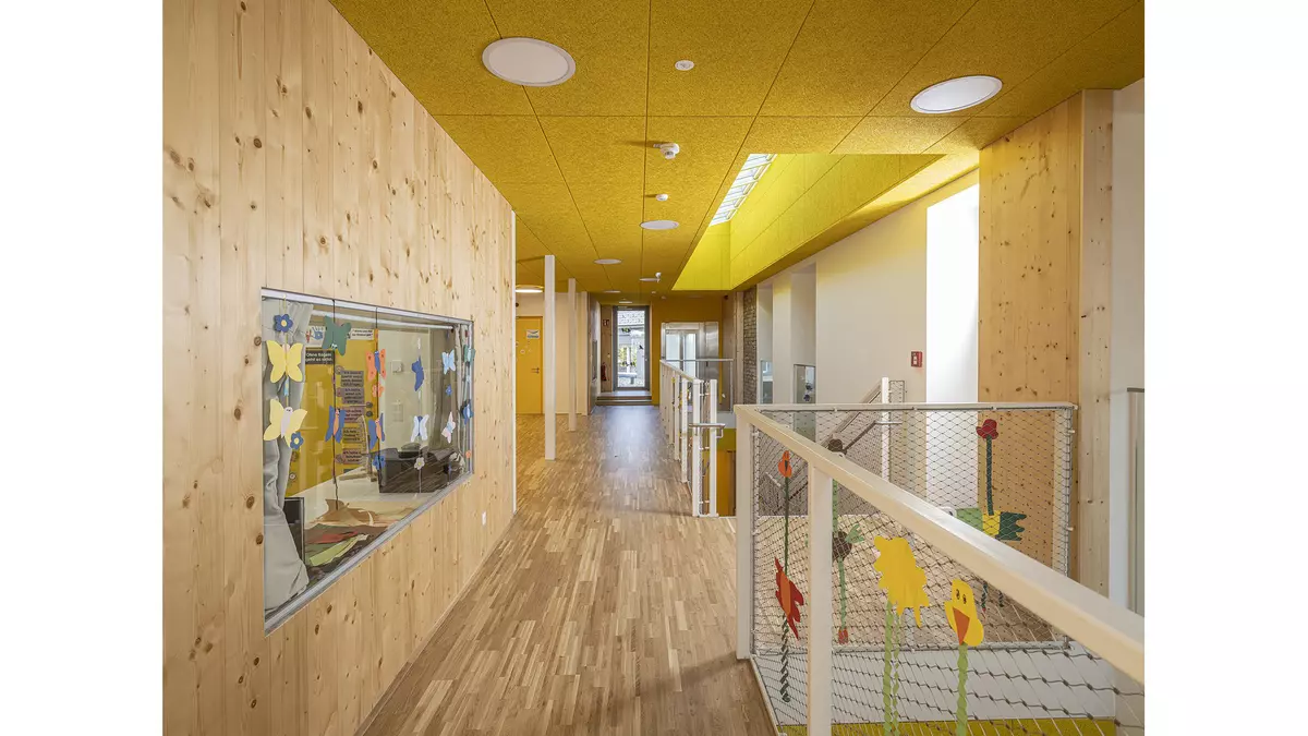 The use of timber building products creates a feel-good atmosphere for living, learning and working. Example: Moosbrunn elementary school
Photocredit: Kirchdorfer